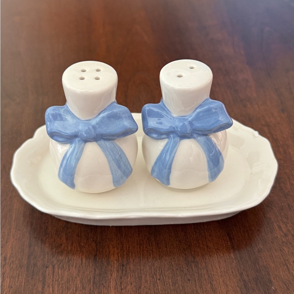 NIB Anthropologie Benedita Stoneware Bow Salt & Pepper Shakers tray decor blue